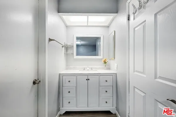 $470,000 | 7422 Hazeltine Avenue, Unit 3, Van Nuys, CA 91405
