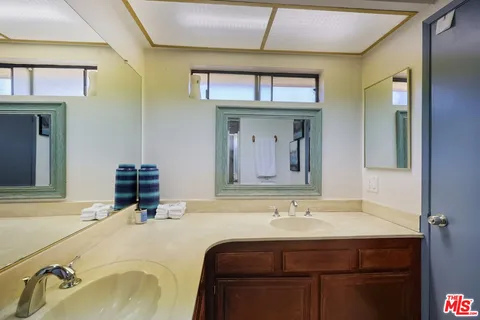 $470,000 | 7422 Hazeltine Avenue, Unit 3, Van Nuys, CA 91405