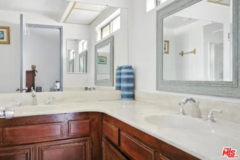 $470,000 | 7422 Hazeltine Avenue, Unit 3, Van Nuys, CA 91405