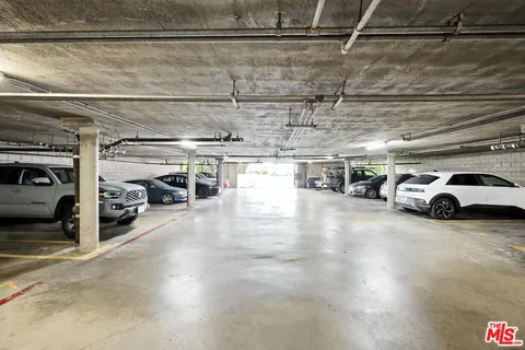 $470,000 | 7422 Hazeltine Avenue, Unit 3, Van Nuys, CA 91405