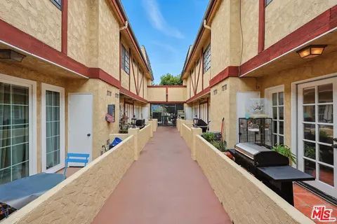 $470,000 | 7422 Hazeltine Avenue, Unit 3, Van Nuys, CA 91405