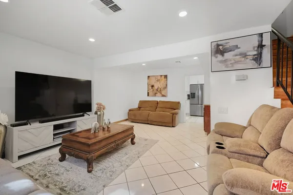 $470,000 | 7422 Hazeltine Avenue, Unit 3, Van Nuys, CA 91405