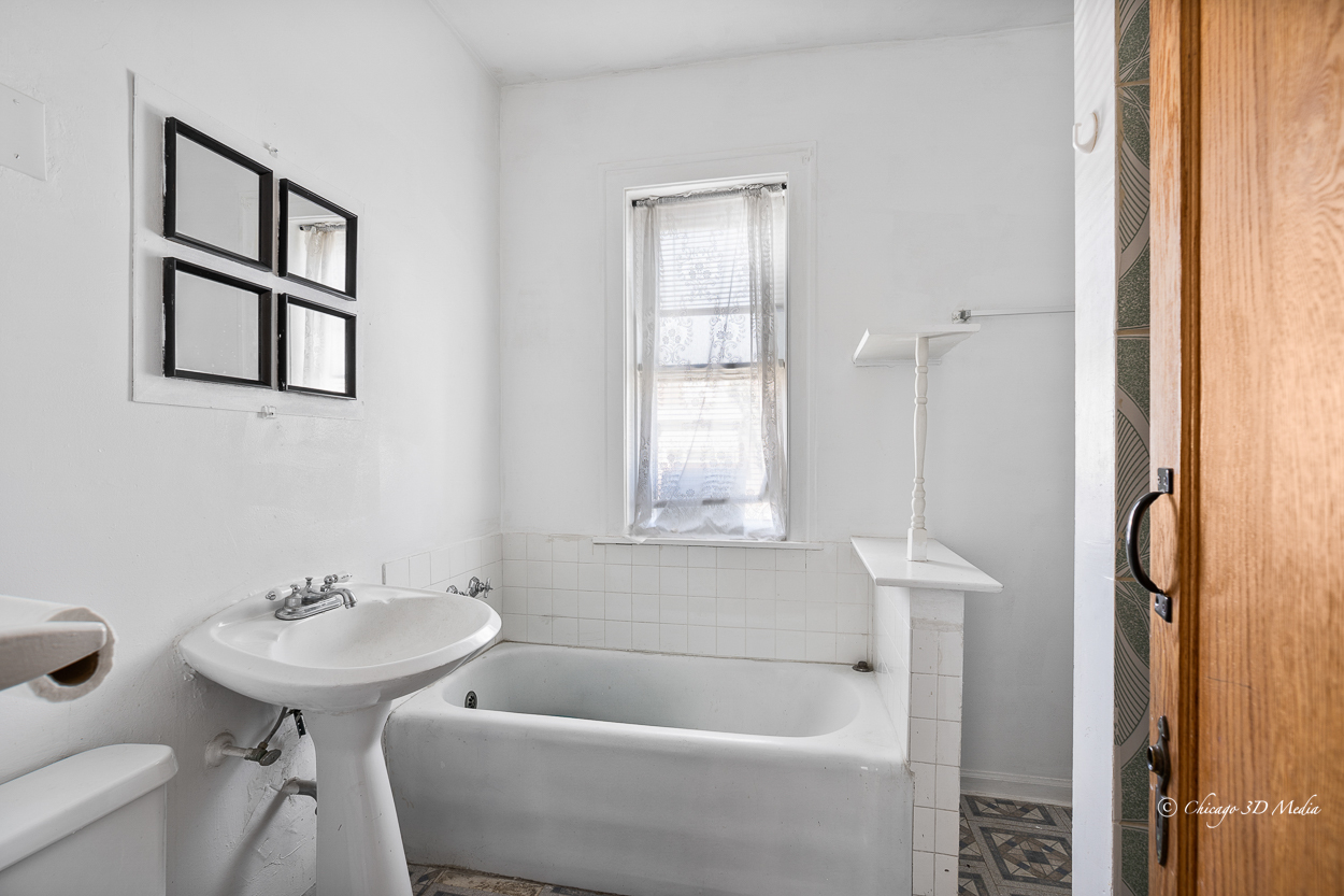 4954 West Byron Street Chicago, IL 60641 - Photo 13 of 42 a bathroom with a bathtub and a sink