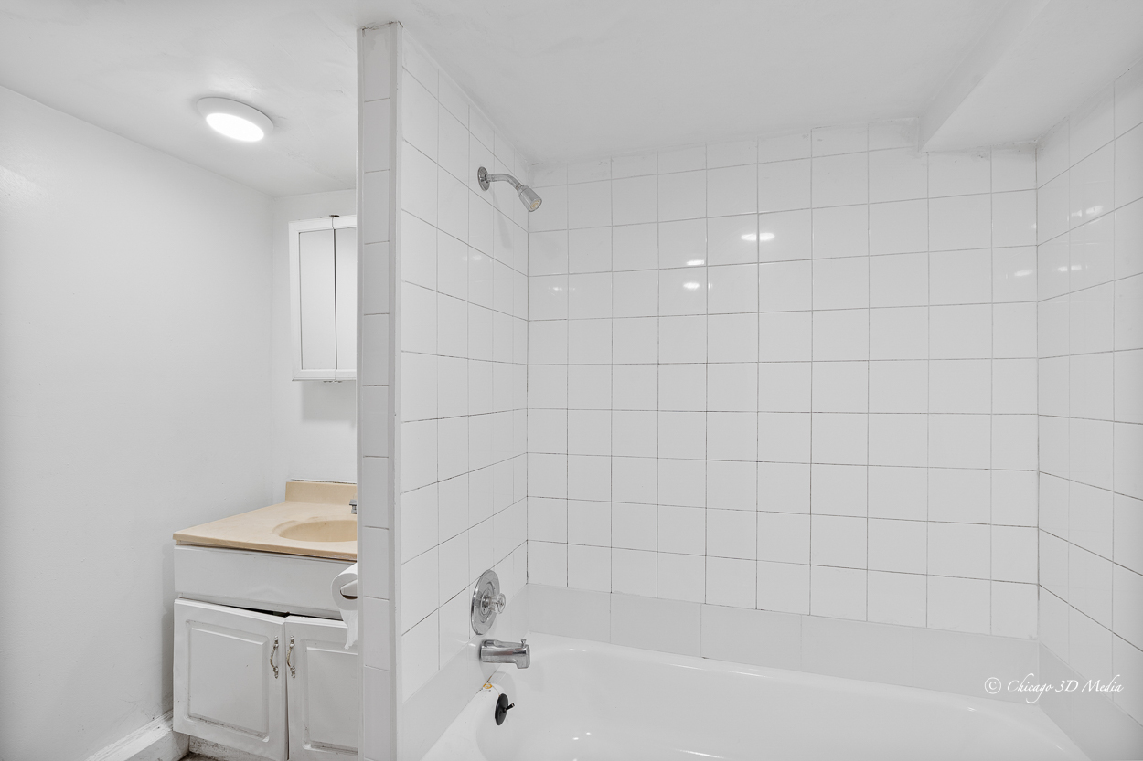 4954 West Byron Street Chicago, IL 60641 - Photo 27 of 42 a bathroom with a bathtub and a sink