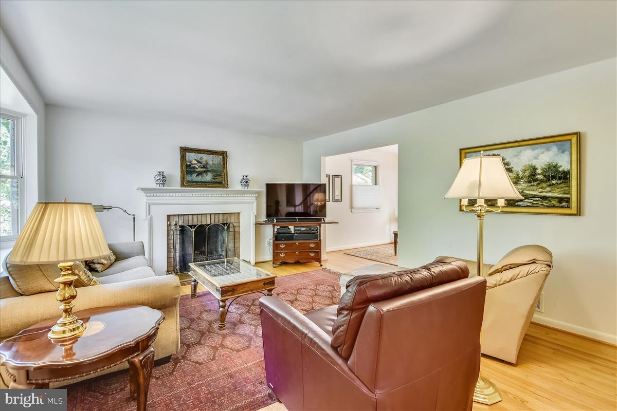 6217 Park Road McLean, VA 22101 - Photo 8 of 19 Bright and Sunny with gleaming hardwood floors