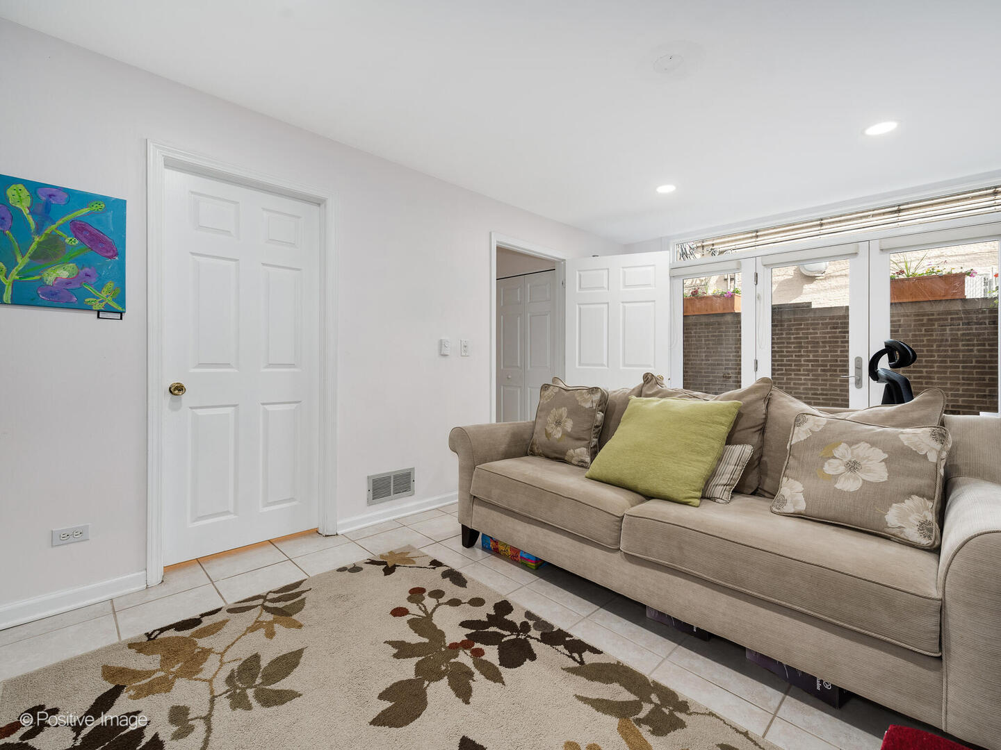 2393 North Wayne Avenue Chicago, IL 60614 - Photo 19 of 24 a living room with furniture and a rug