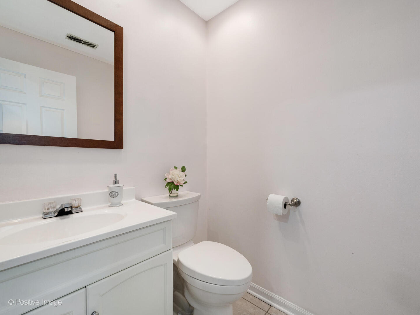 2393 North Wayne Avenue Chicago, IL 60614 - Photo 20 of 24 a bathroom with a sink a toilet and mirror