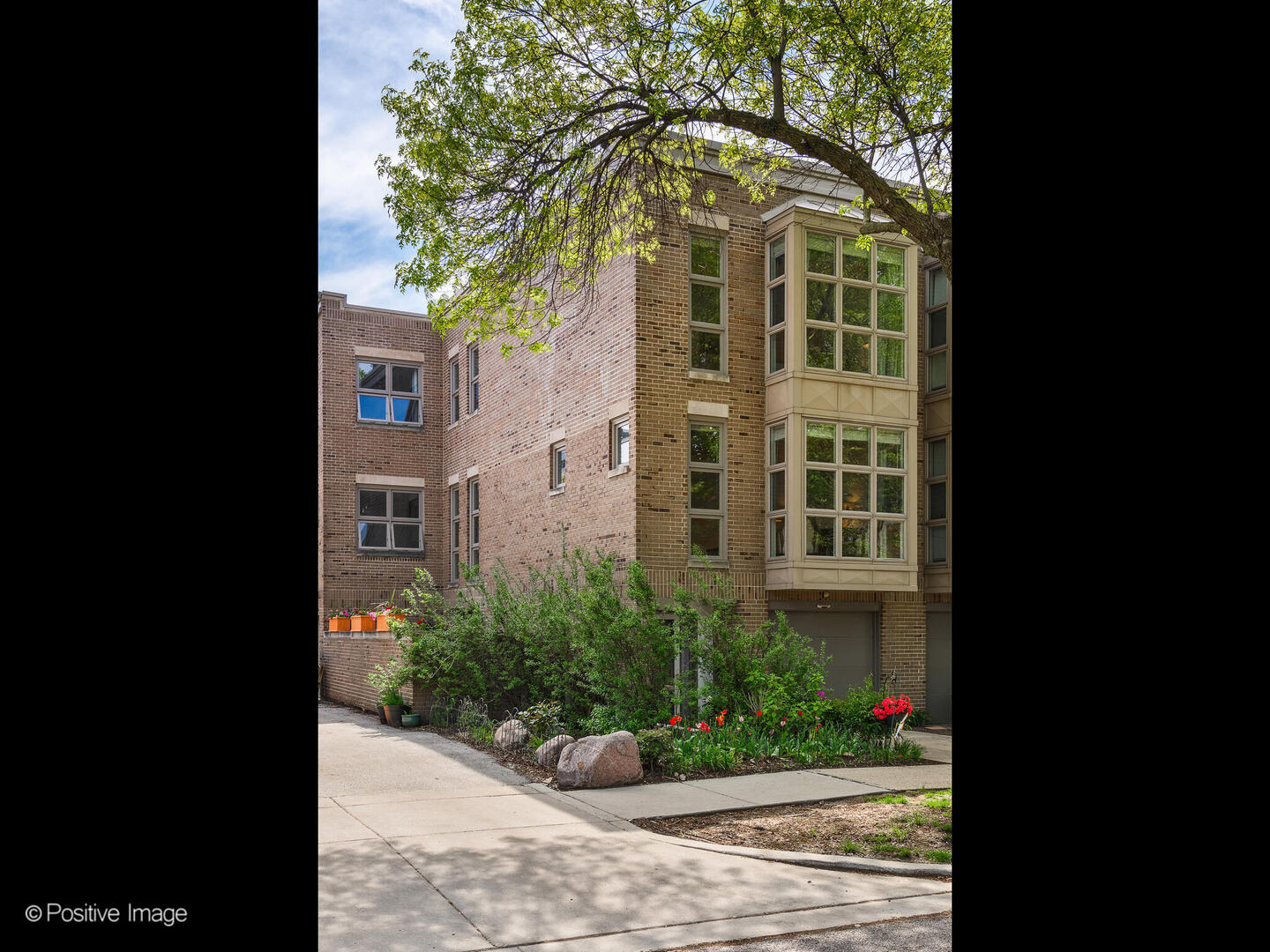 2393 North Wayne Avenue Chicago, IL 60614 - Photo 2 of 24 a view of a entrance gate of the house