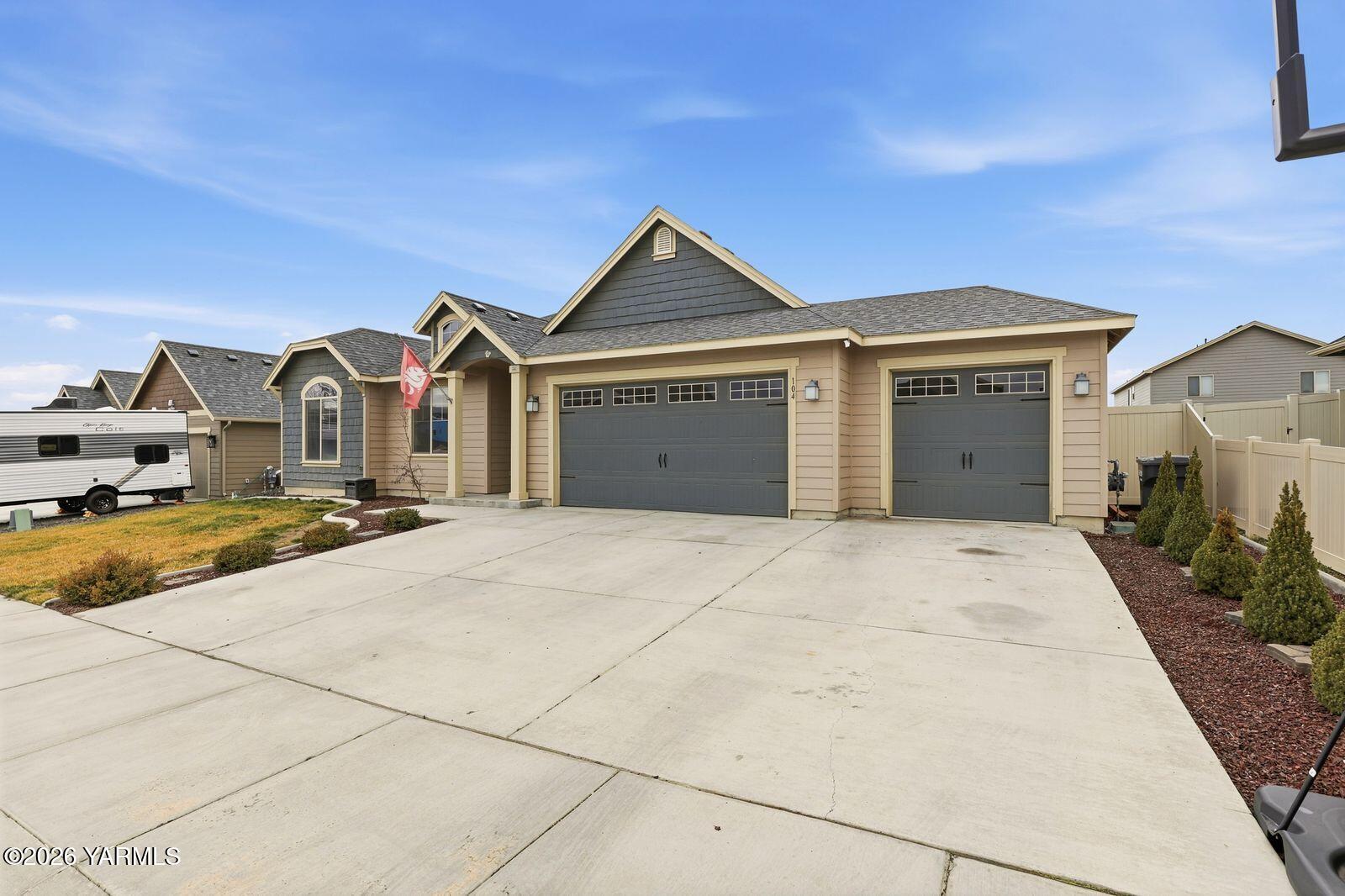 104 Bravo Street Moxee, WA 98936 - Photo 2 of 27 3 Front