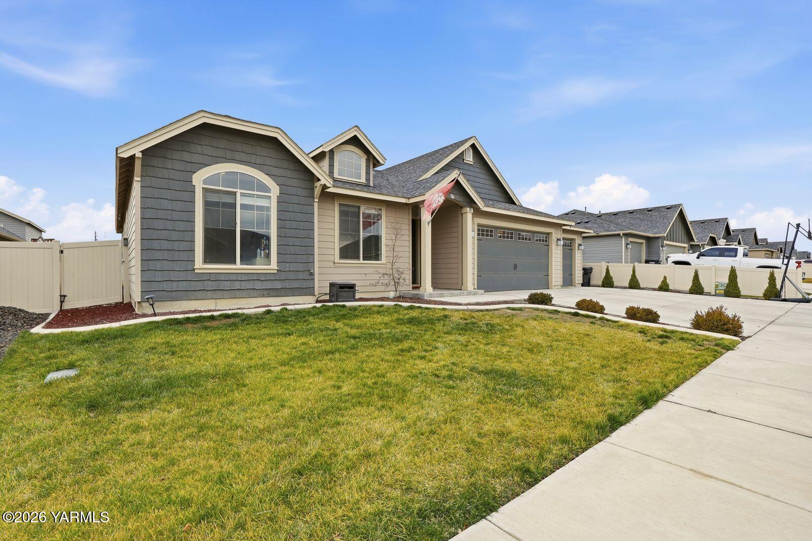 104 Bravo Street Moxee, WA 98936 - Photo 3 of 27 4 Front
