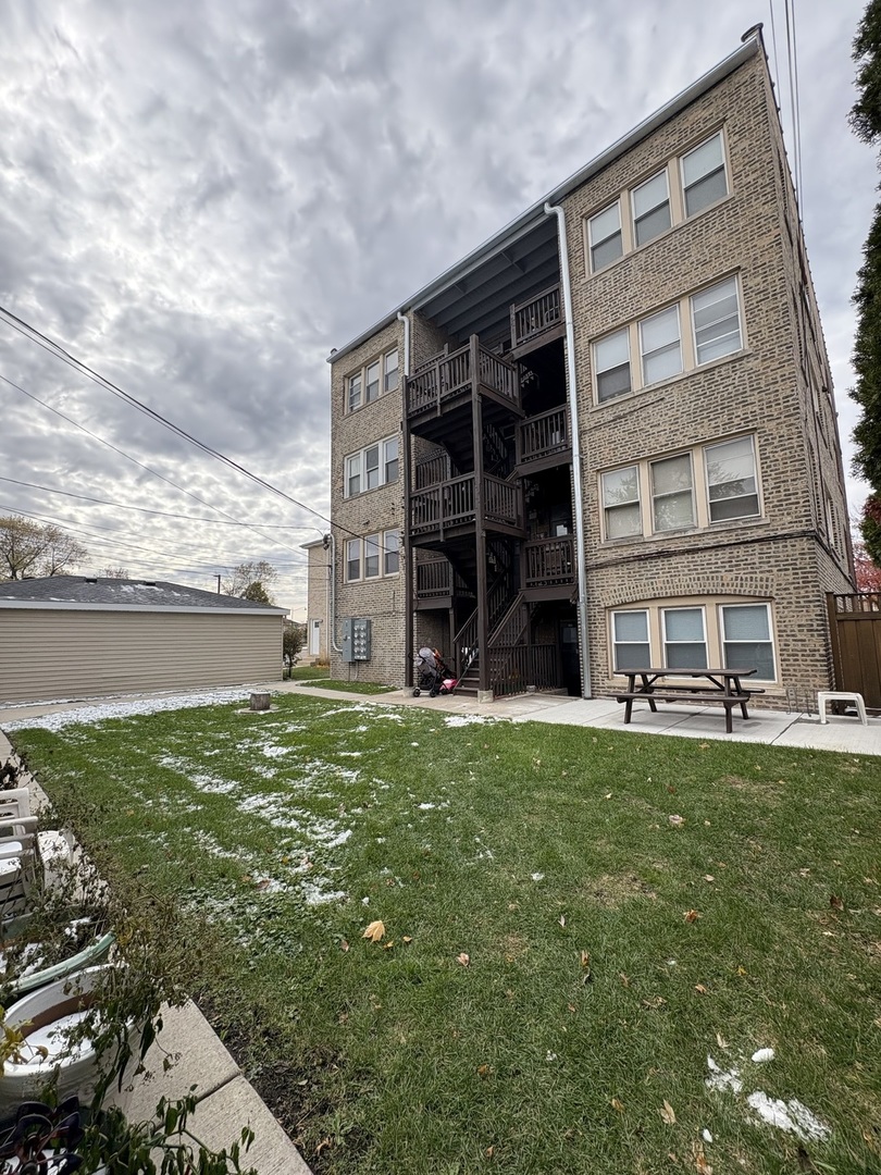 3245 Wisconsin Avenue, Unit 1S Berwyn, IL 60402 - Photo 10 of 10 a view of a house with a garden