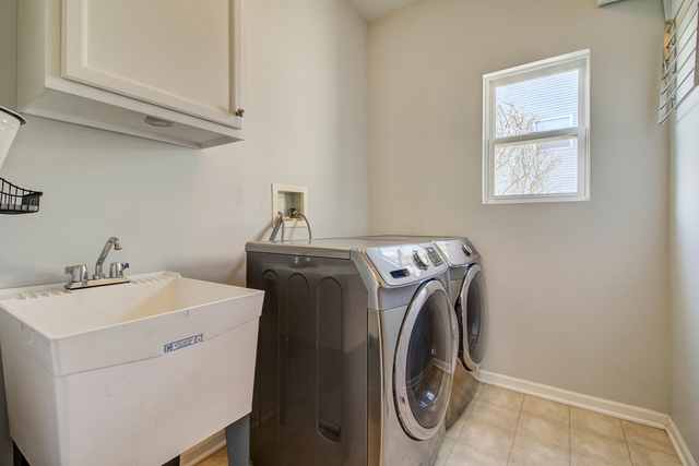 3 Firethorn Court Bolingbrook, IL 60490 - Photo 20 of 39 a utility room with dryer and washer