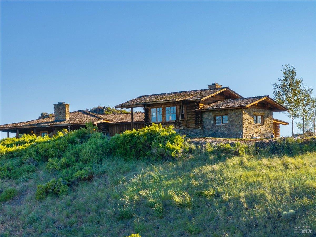 3034 State Line Road Klamath Falls, CA 97603 - Photo 15 of 42 a front view of a house with garden
