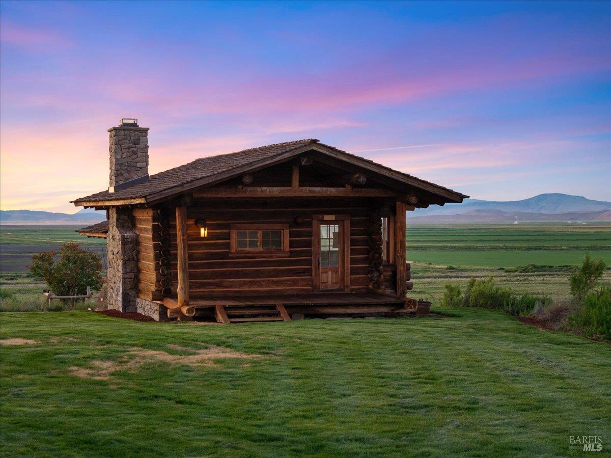 3034 State Line Road Klamath Falls, CA 97603 - Photo 9 of 42 a front view of a house with garden