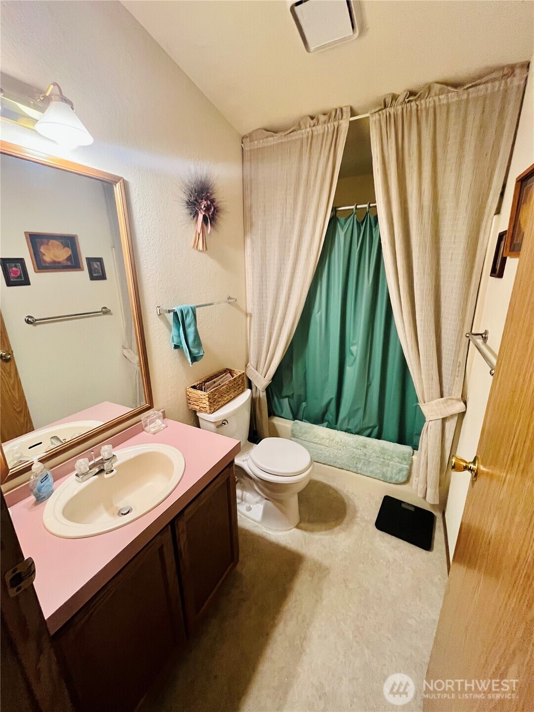 840 Northeast Karol Loop Walla Walla, WA 99362 - Photo 4 of 17 a bathroom with a sink a toilet and a tub
