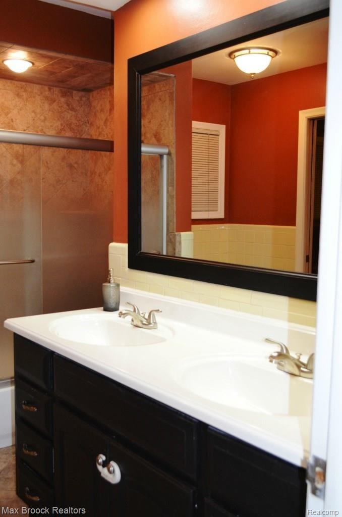 32045 Bonnet Hill Road Farmington, MI 48334 - Photo 11 of 17 New Double Sinks