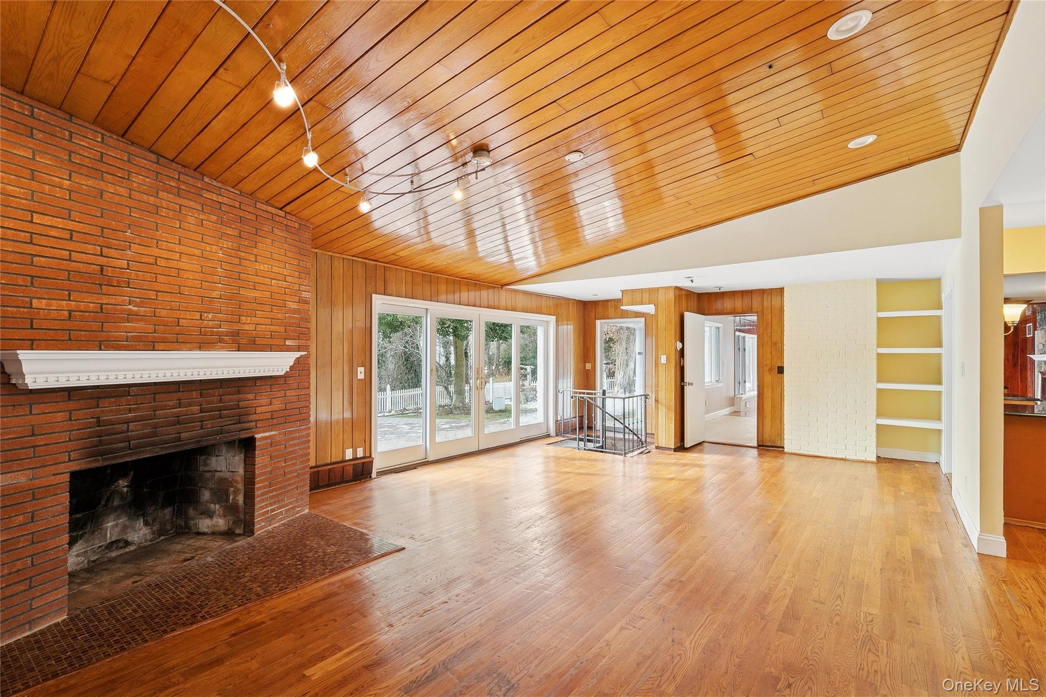 549 Woodbury Road Cold Spring Harbor, NY 11724 - Photo 36 of 49