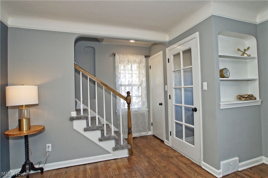 4034 Stilmore Road Cleveland, OH 44121 - Photo 2 of 26