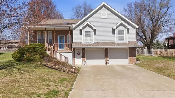 $395,000 | 220 Southwest Seaside Sparrow Street, Lee's Summit, MO 64082