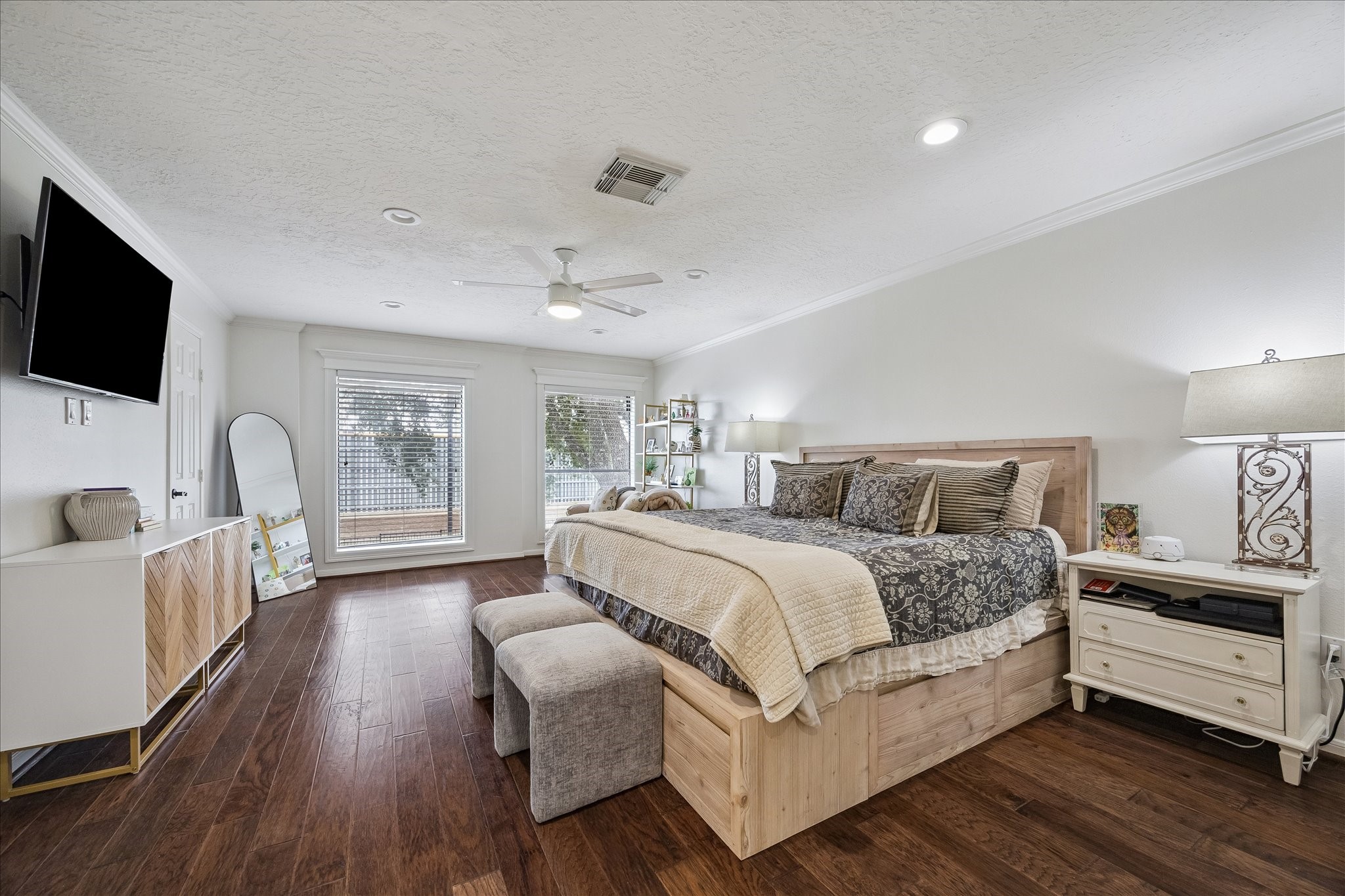 4520 Dickson Street Houston, TX 77007 - Photo 12 of 25 Large primary bedroom with two walk in closets.