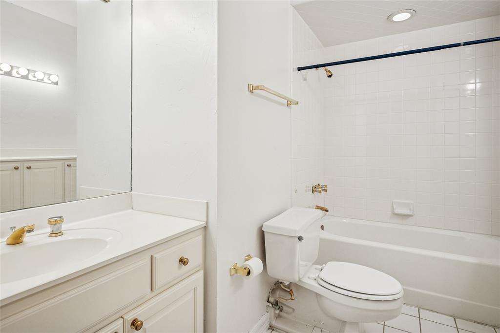 5200 Keller Springs Road, Unit 110 Dallas, TX 75248 - Photo 14 of 28 a bathroom with a sink a toilet and a bathtub