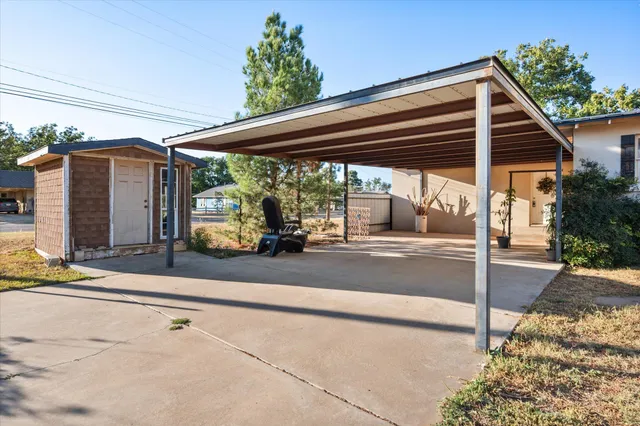 $299,500 | 2001 North Main Street, Tahoka, TX 79373