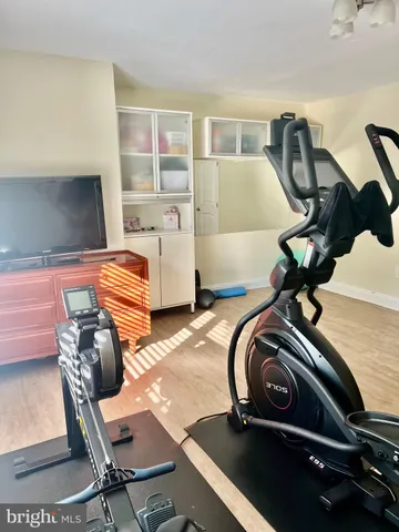 a black and white photo of a livingroom with furniture