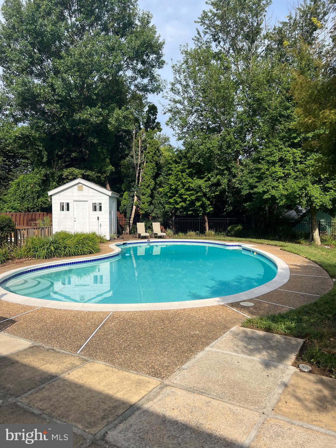 1542 Crowell Road Vienna, VA 22182 - Photo 54 of 55 a view of a basket ball ground