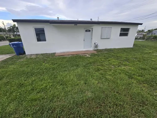 a house view with backyard space