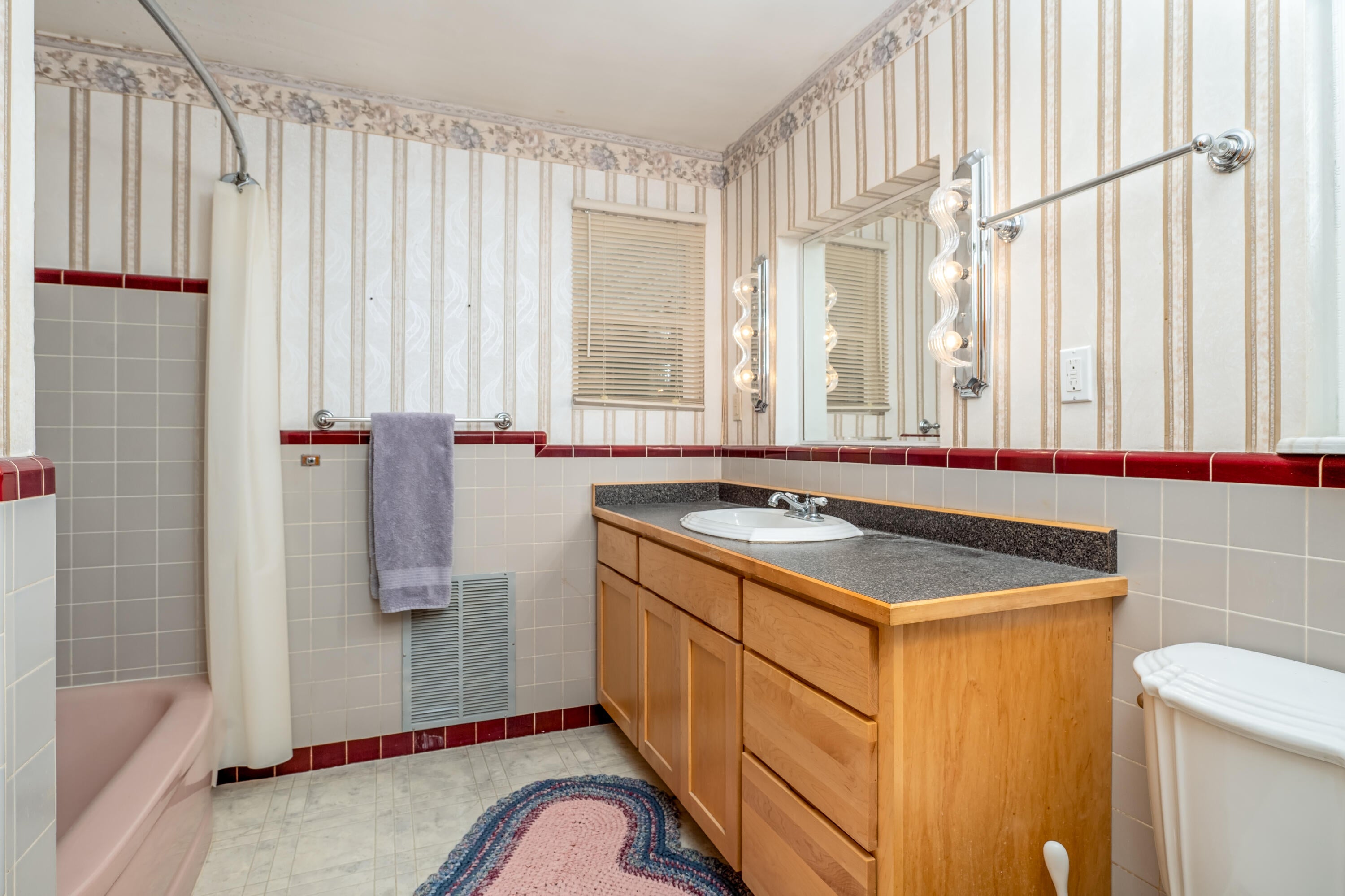 3506 New Ray Road Central Point, OR 97502 - Photo 14 of 23 Cute guest bathroom