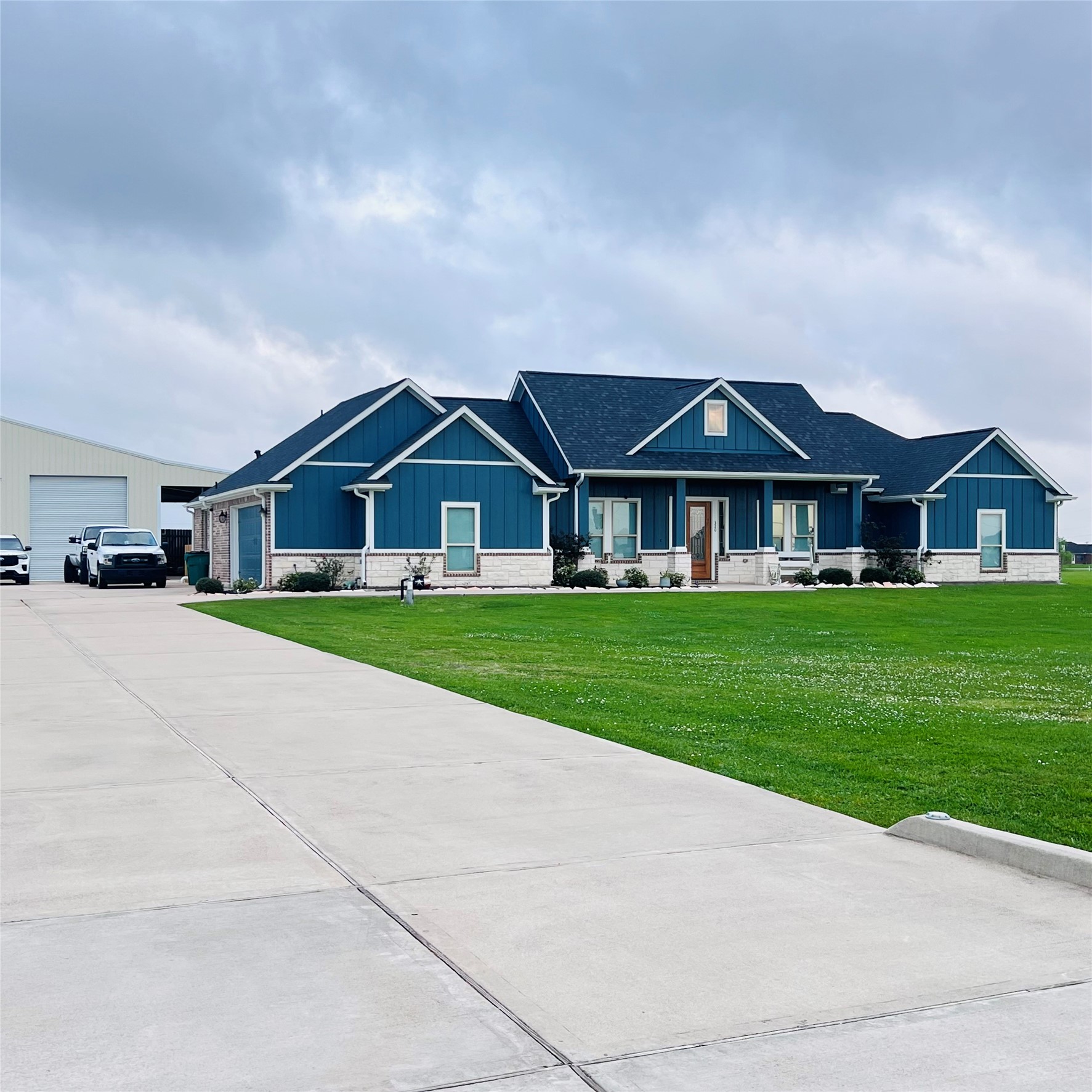 320 Buffalo Trail Angleton, TX 77515 - Photo 3 of 36