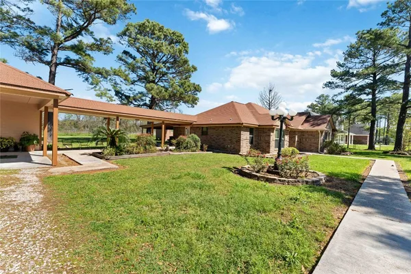 a view of a house with backyard and porch