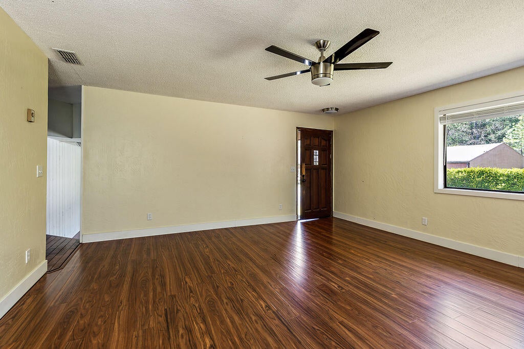 2036 Pleasant Creek Road Rogue River, OR 97537 - Photo 16 of 39 Family Room