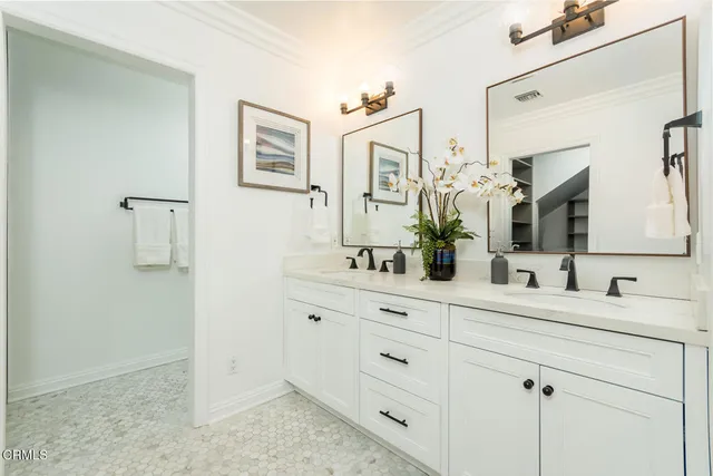 $3,295,000 | 2042 Los Amigos Street, La Canada Flintridge, CA 91011