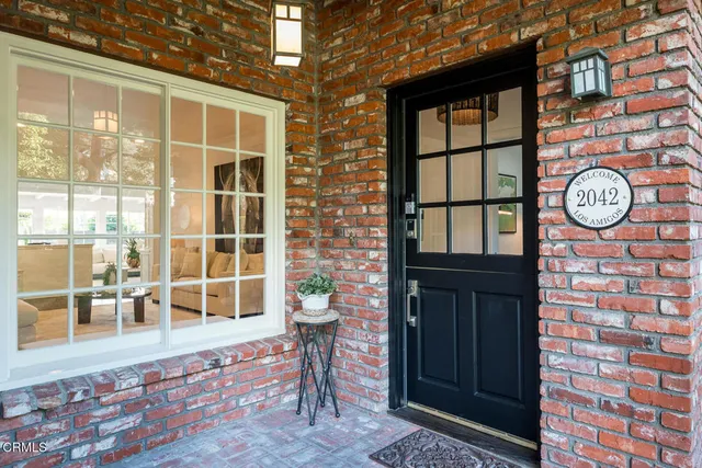 $3,295,000 | 2042 Los Amigos Street, La Canada Flintridge, CA 91011