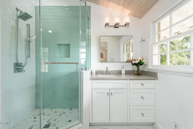 $3,295,000 | 2042 Los Amigos Street, La Canada Flintridge, CA 91011