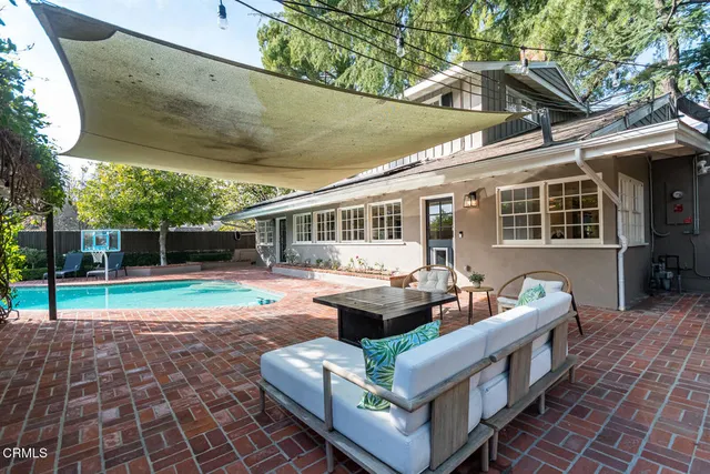 $3,295,000 | 2042 Los Amigos Street, La Canada Flintridge, CA 91011