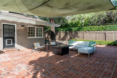$3,295,000 | 2042 Los Amigos Street, La Canada Flintridge, CA 91011