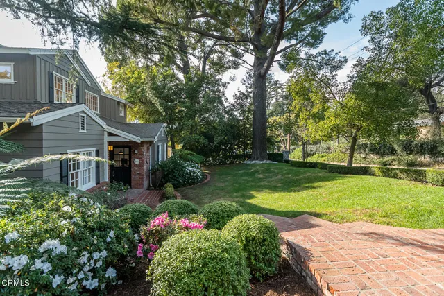 $3,295,000 | 2042 Los Amigos Street, La Canada Flintridge, CA 91011