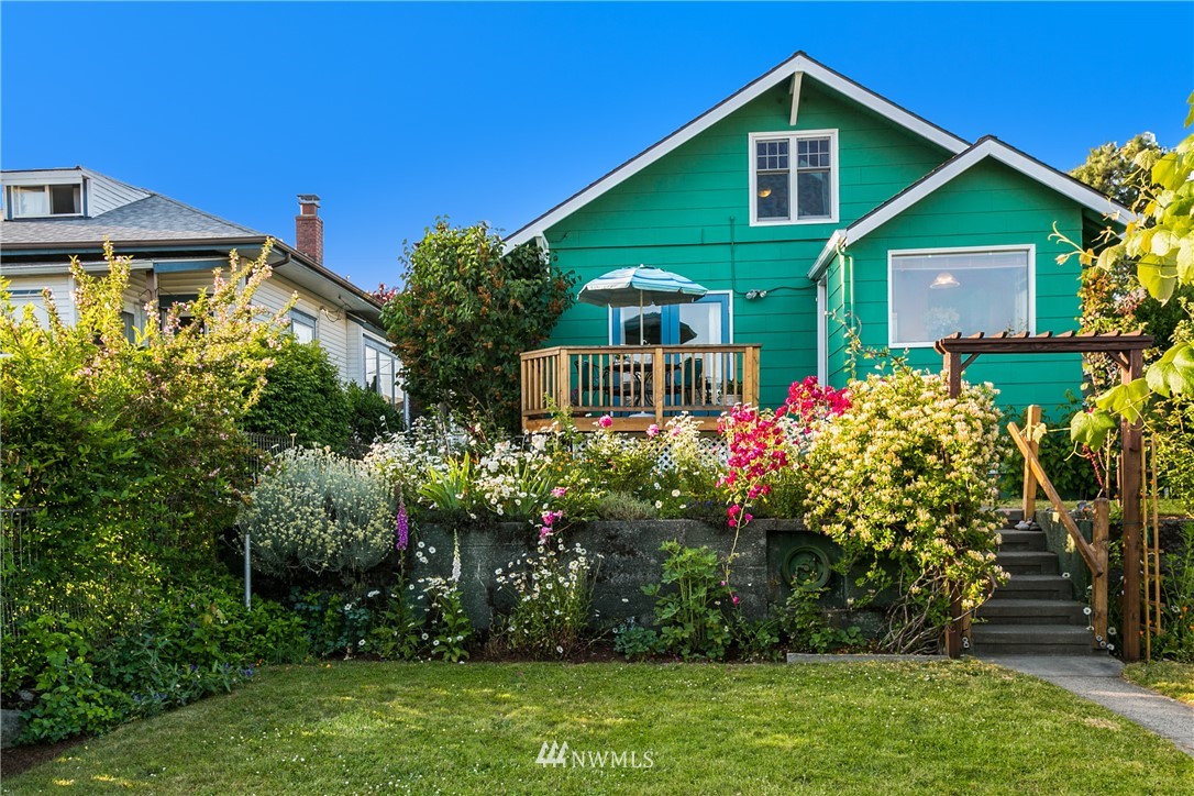 731 North 68th Street Seattle, WA 98103 - Photo 3 of 25 a front view of a house with a yard