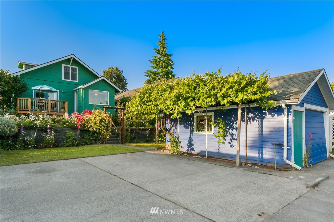 731 North 68th Street Seattle, WA 98103 - Photo 4 of 25 a front view of a house with a yard