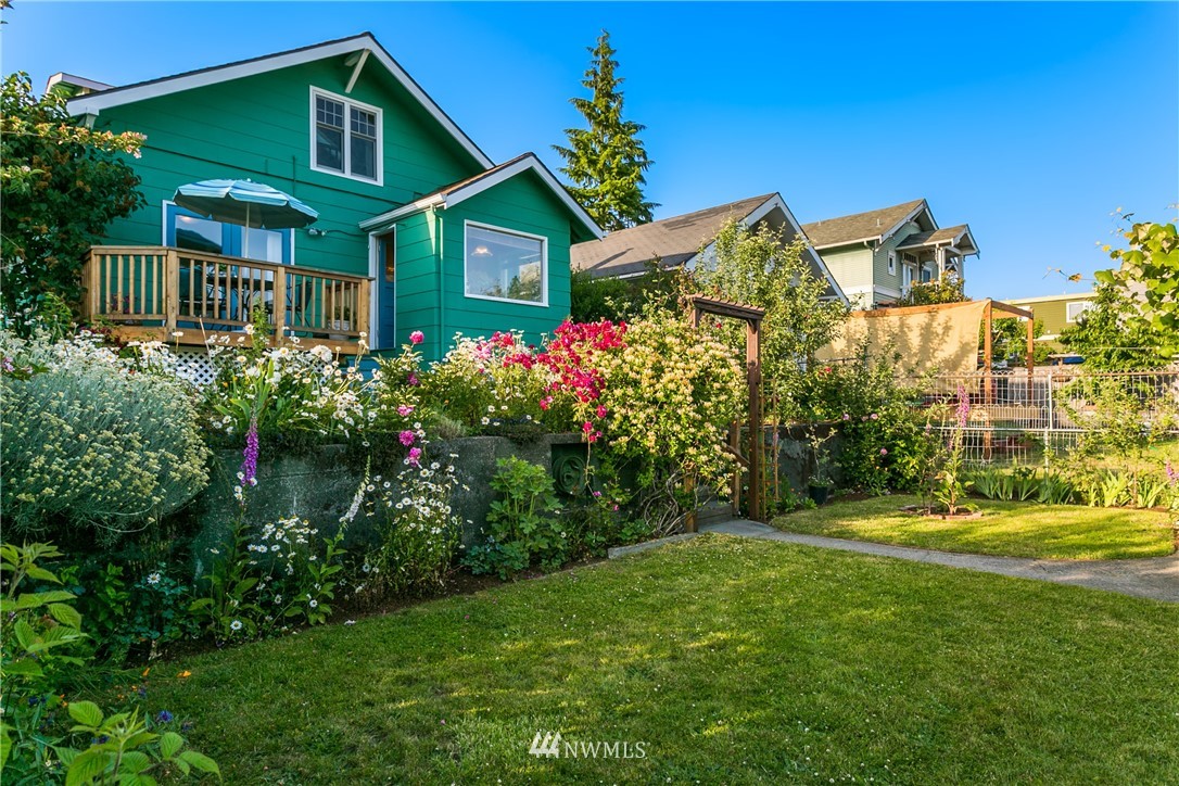 731 North 68th Street Seattle, WA 98103 - Photo 5 of 25 a front view of a house with a yard