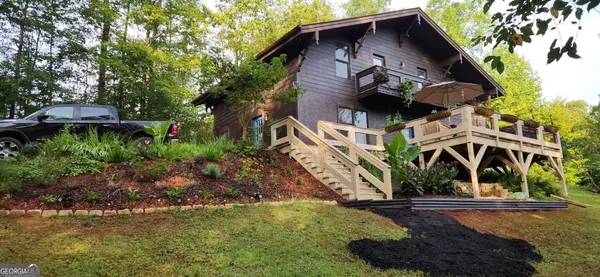 a view of a house with a yard