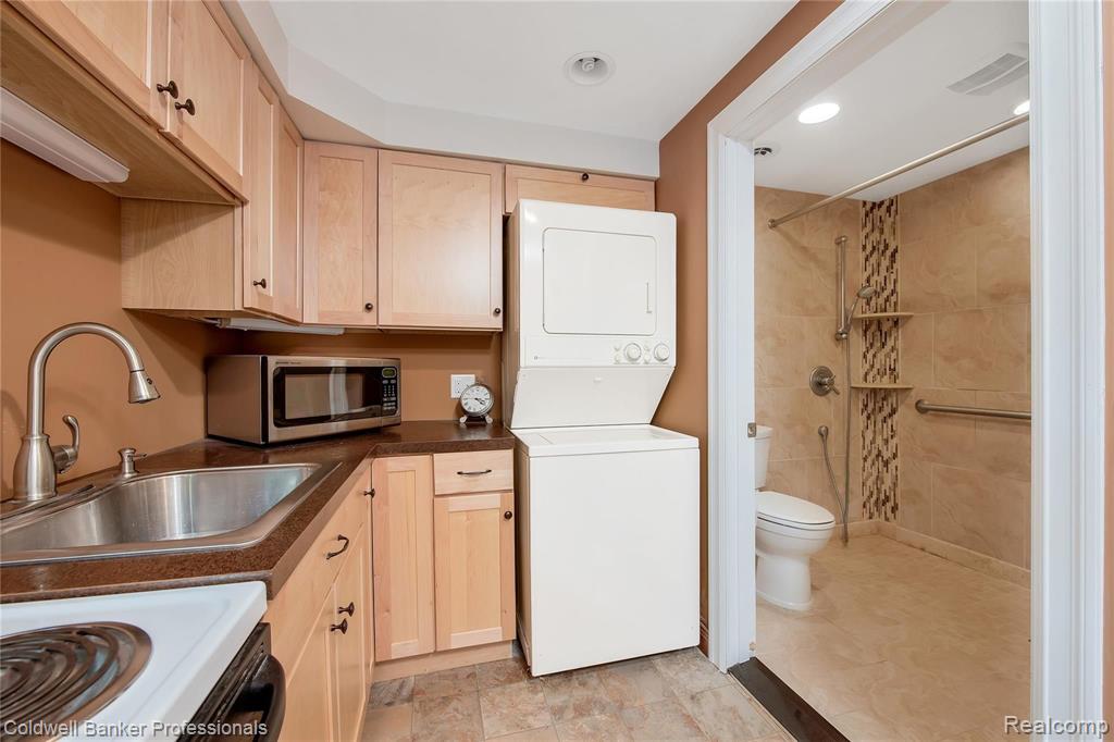 135 West Hickory Grove Road Bloomfield Hills, MI 48304 - Photo 29 of 42