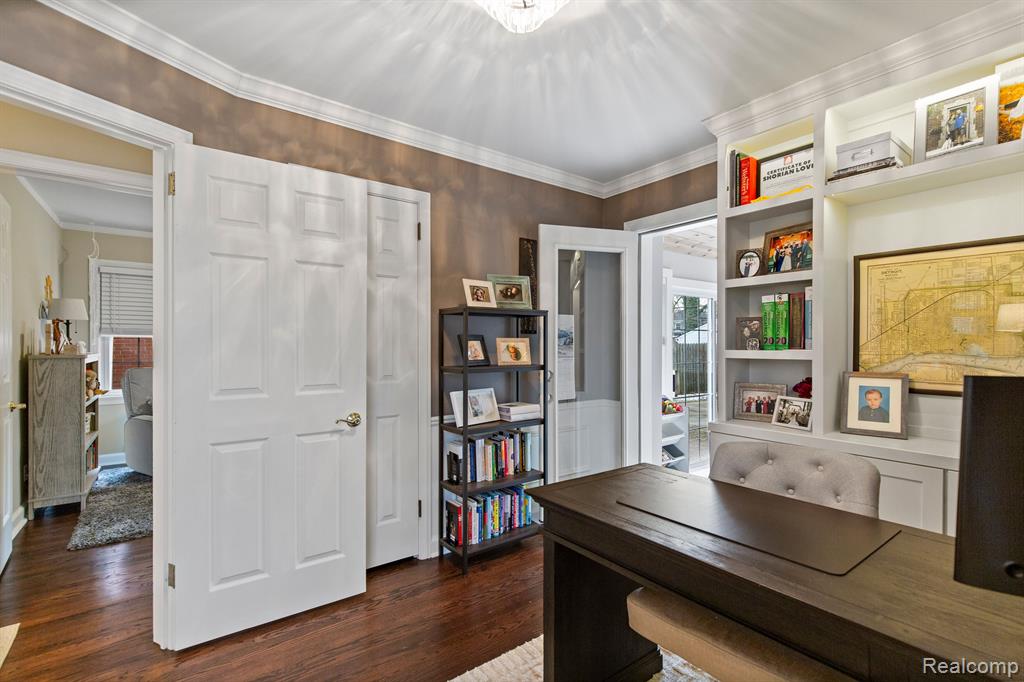 1395 Roslyn Road Grosse Pointe Woods, MI 48236 - Photo 14 of 43