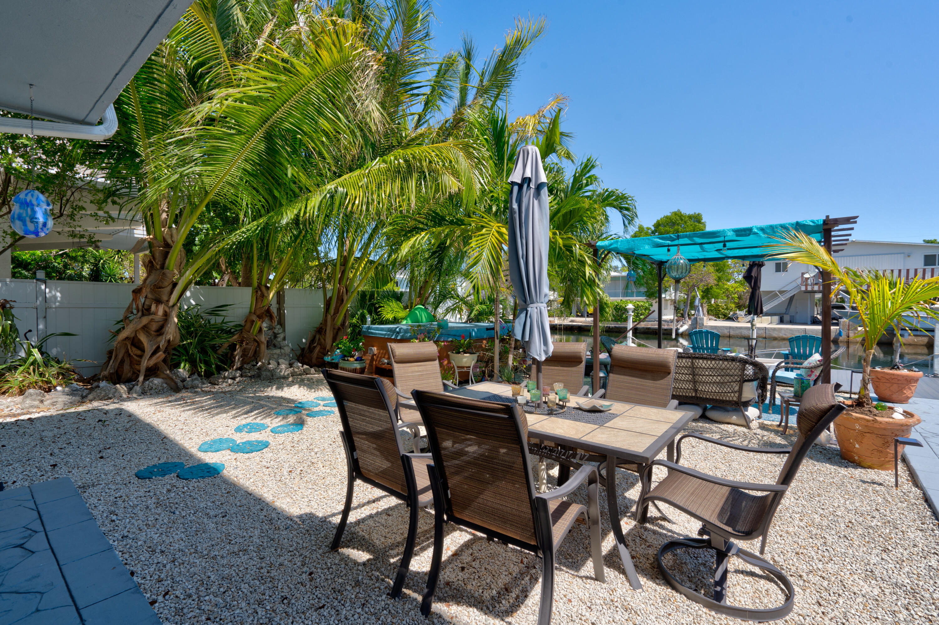 130 Plantation Avenue, Unit UPPR Tavernier, FL 33070 - Photo 25 of 34 a view of a backyard with sitting area