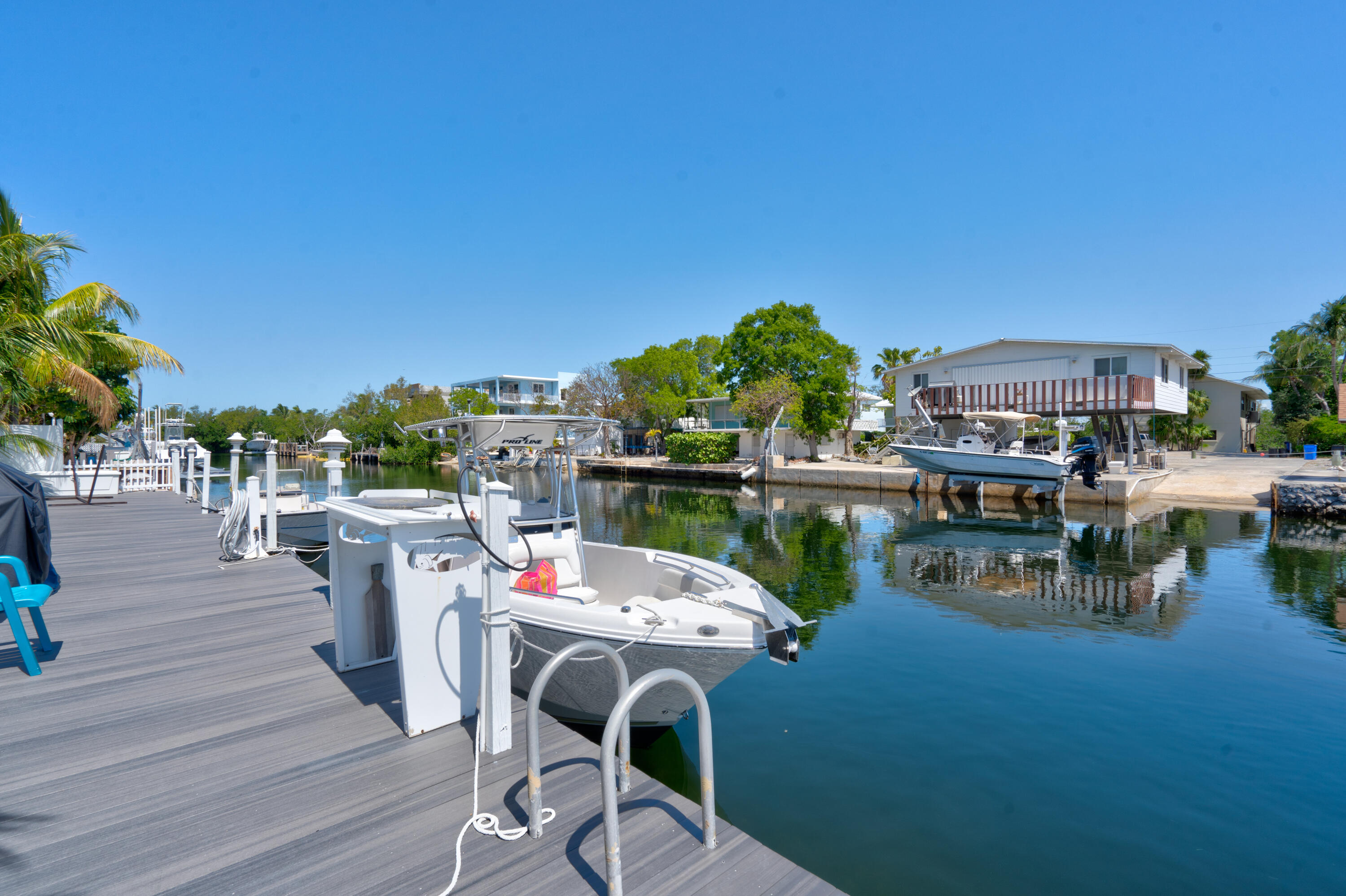 130 Plantation Avenue, Unit UPPR Tavernier, FL 33070 - Photo 29 of 34 a balcony with dining table and chairs