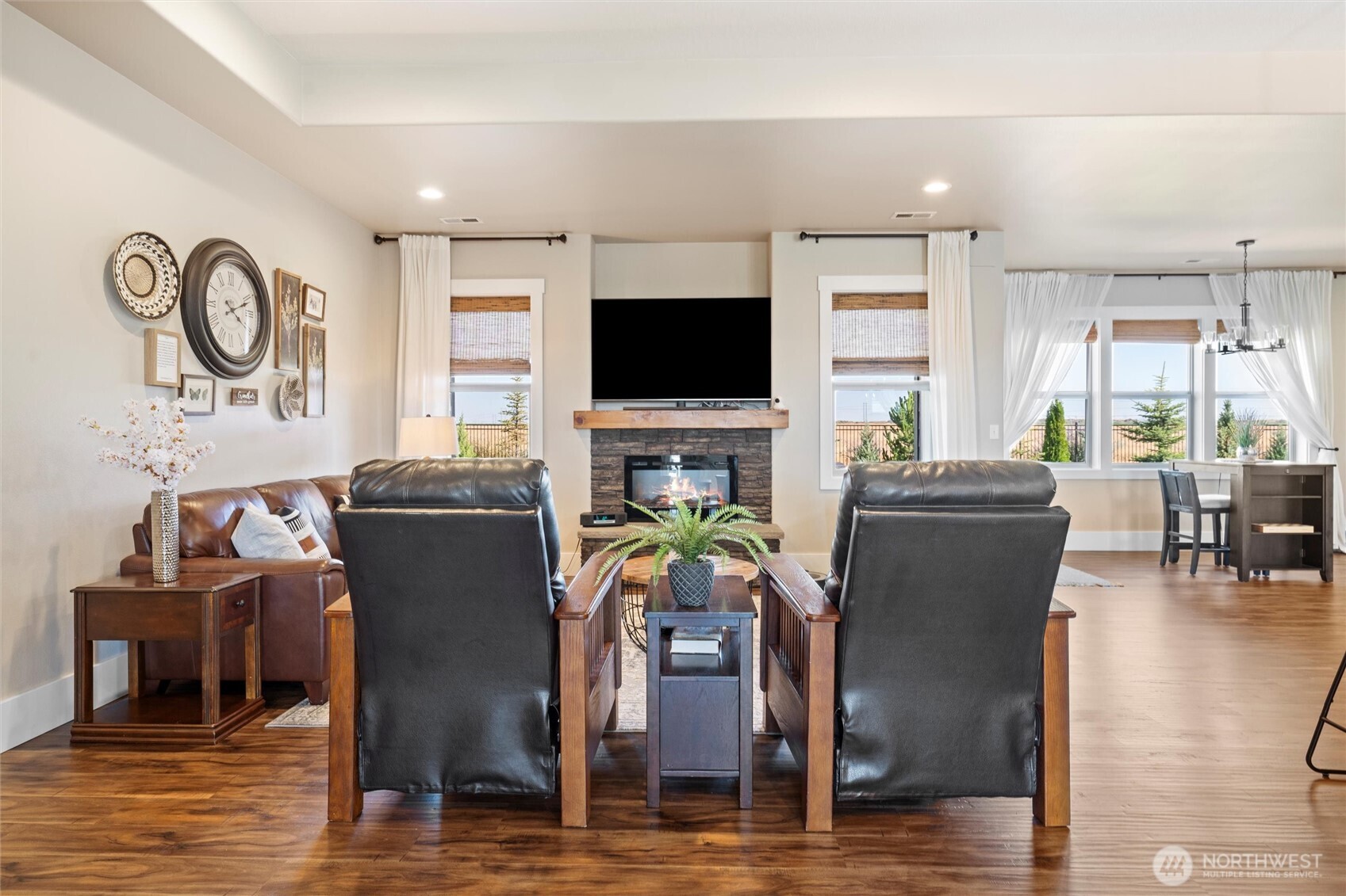 8125 Dune Lake Road Southeast Moses Lake, WA 98837 - Photo 16 of 40 a living room with furniture and a flat screen tv