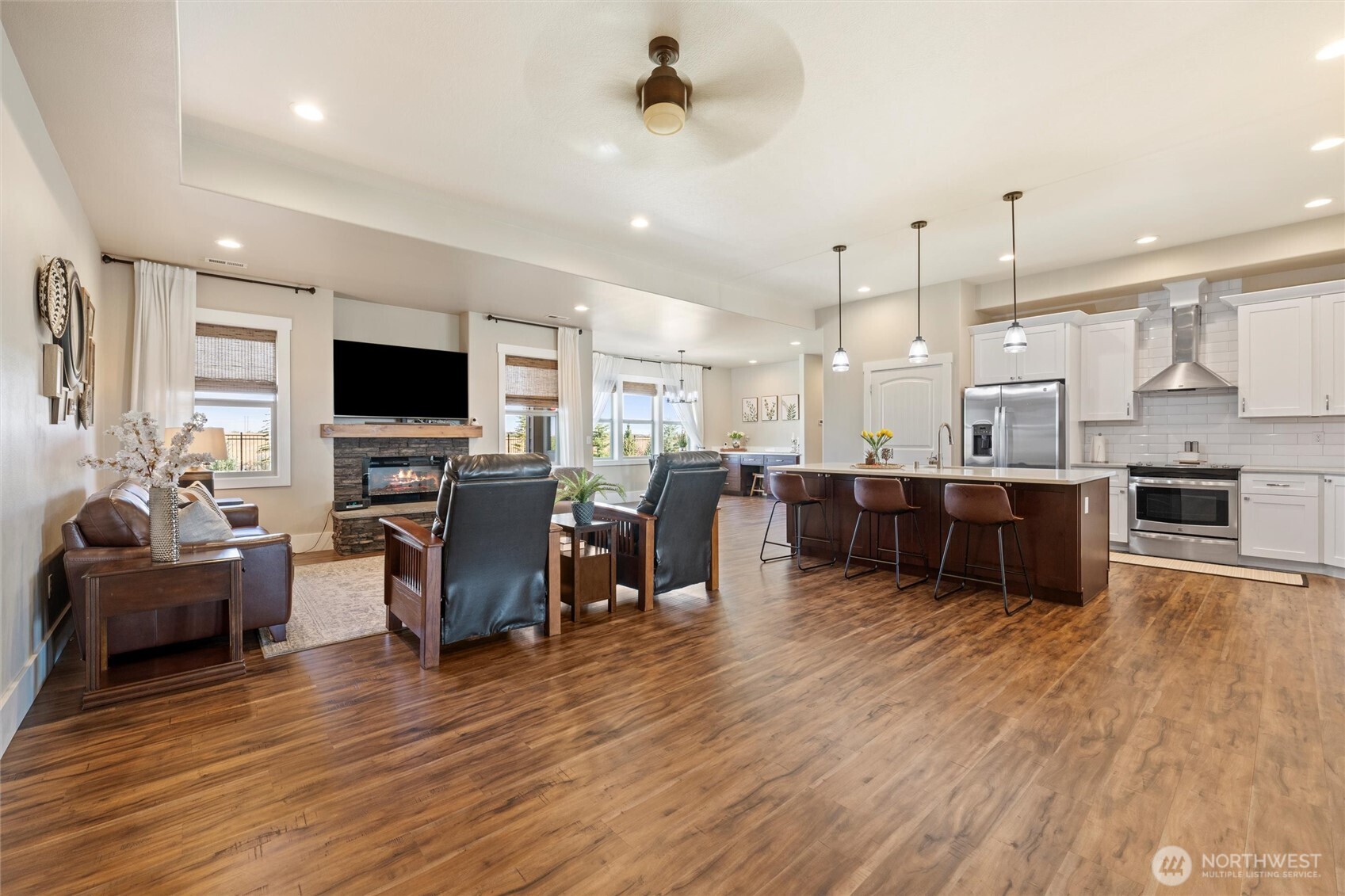 8125 Dune Lake Road Southeast Moses Lake, WA 98837 - Photo 18 of 40 a living room with furniture flat screen tv and kitchen view