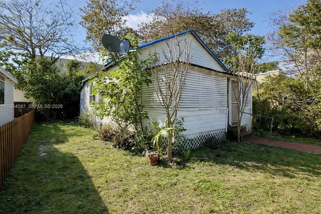 a view of a back yard of the house